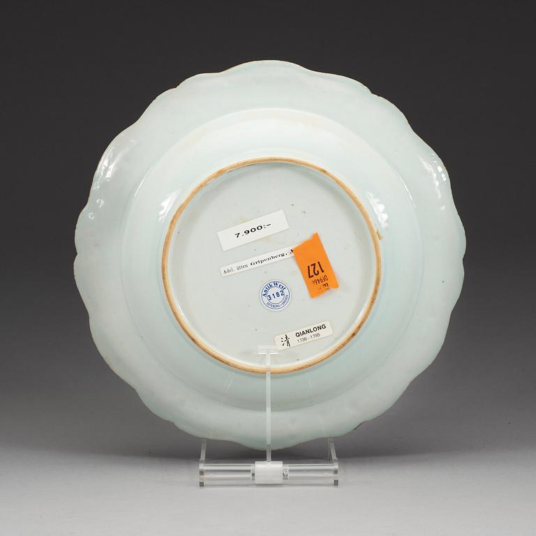 TALLRIK, vapenporslin. Qing dynastin, Qianlong (1736-95).