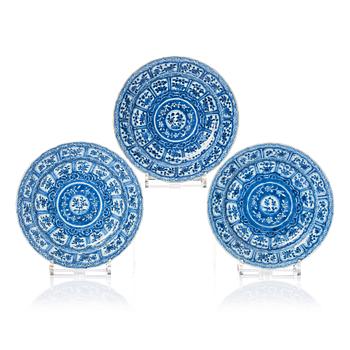 1173. A set of three blue and white dishes, Qing dynasty, Kangxi (1662-1722).