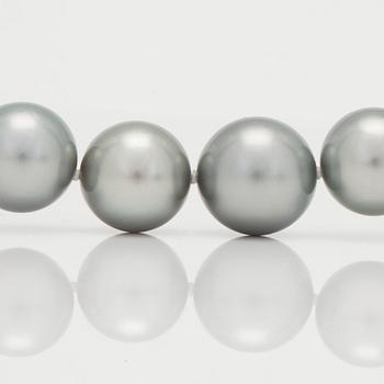 A cultured tahiti pearl necklace.