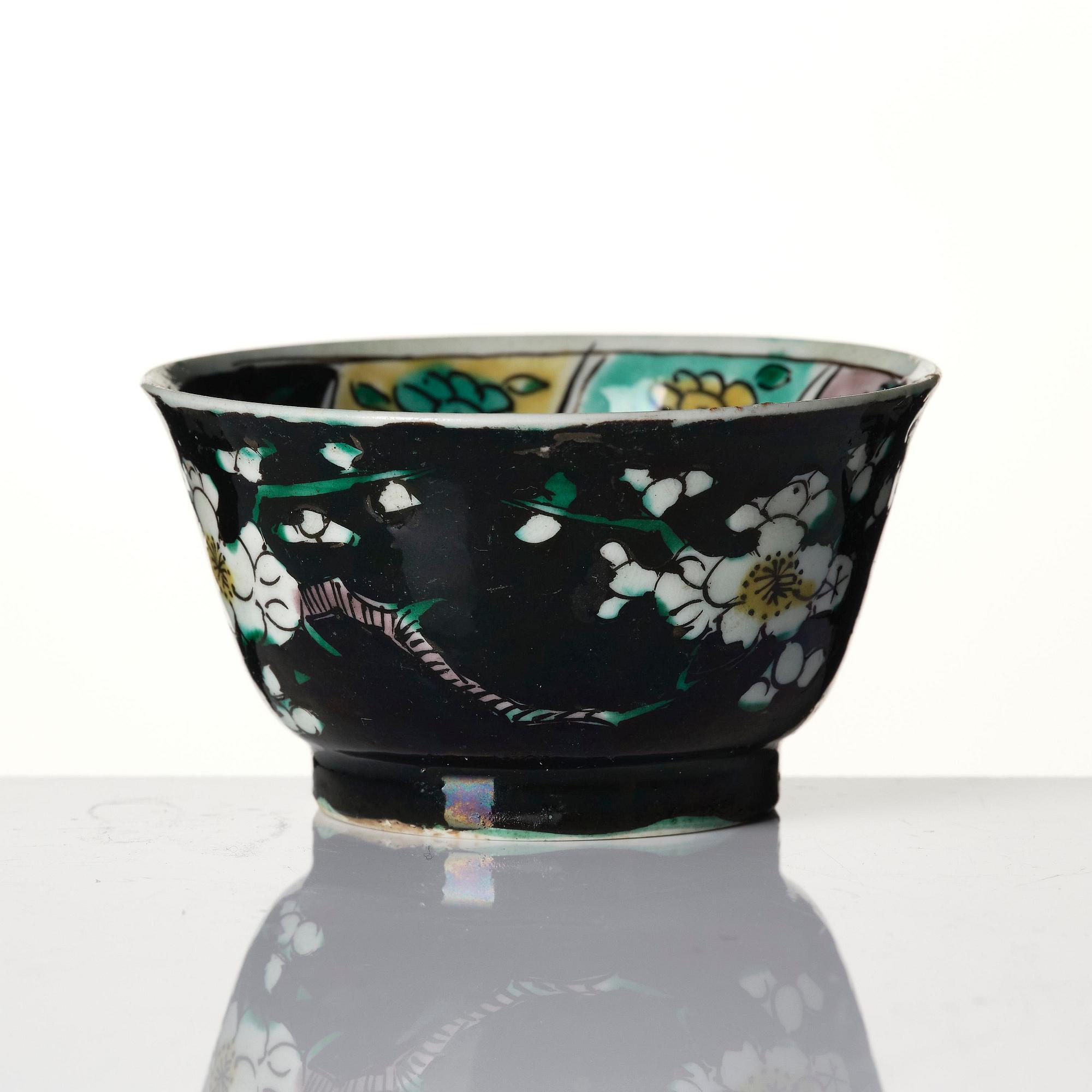 A famille noire cup with stand, Qing dynasty, Kangxi (1662-1722).