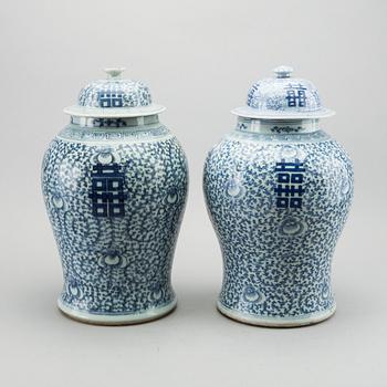 A pair of Chinese blue and white lid urns, turn of the cenntury 1900.