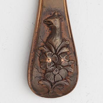 BESTICK, två stycken, omkring år 1800.