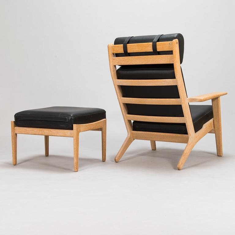Hans J Wegner, fåtölj, modell GE-290 A och fotpall, Getama 2004.