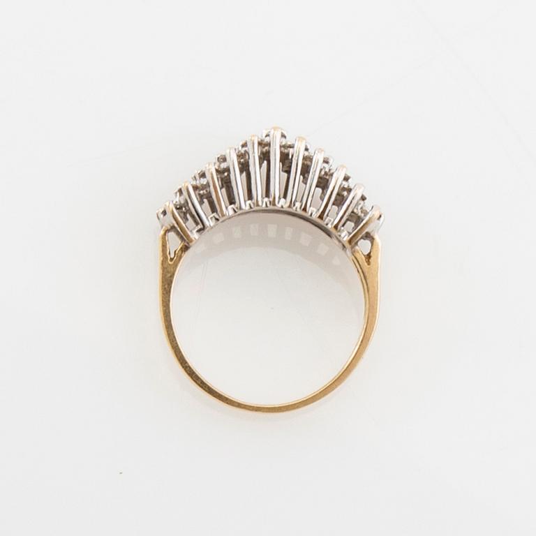 Ring in 14K rose and white gold set with round brilliant-cut diamonds.