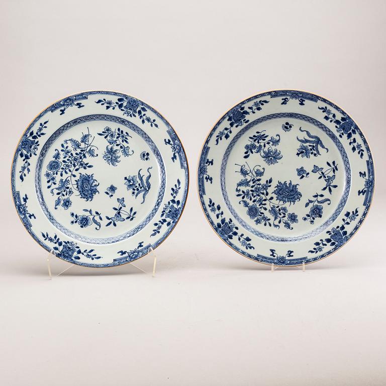 A pair of Chinese Qianlong porcelain plates.