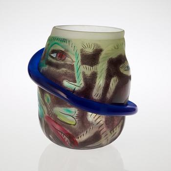 An Ulrica Hydman Vallien glass vase, Pilchuck, USA 1985.