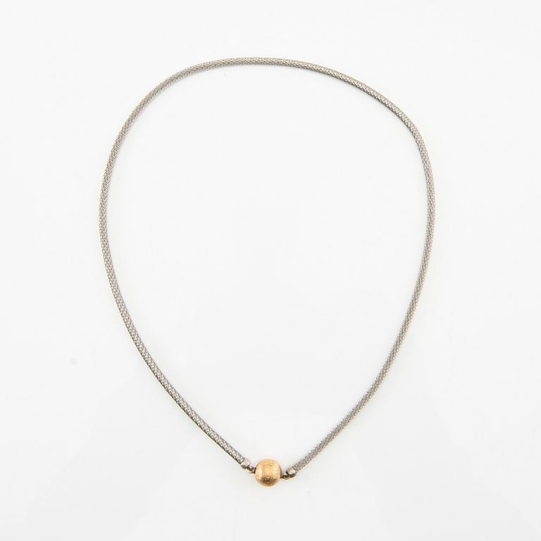 Ole Lynggaard, clasp in 18K gold with a necklace in silver.