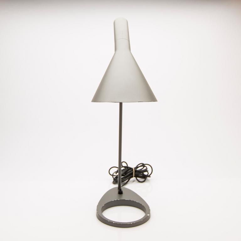 Arne Jacobsen, bordslampa, "AJ", Louis Poulsen, Danmark.