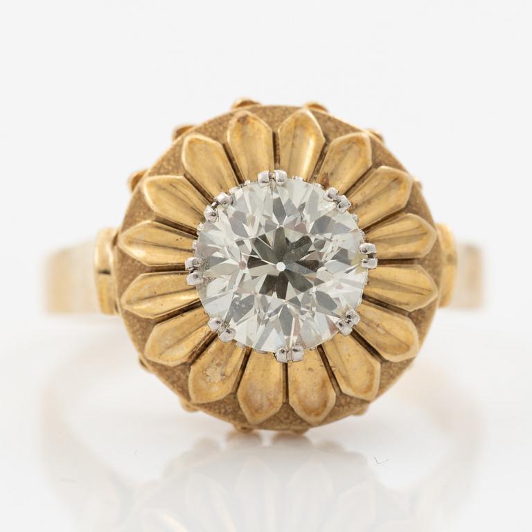 Ring, 14K gold, with an old-cut diamond of approximately 2 ct.