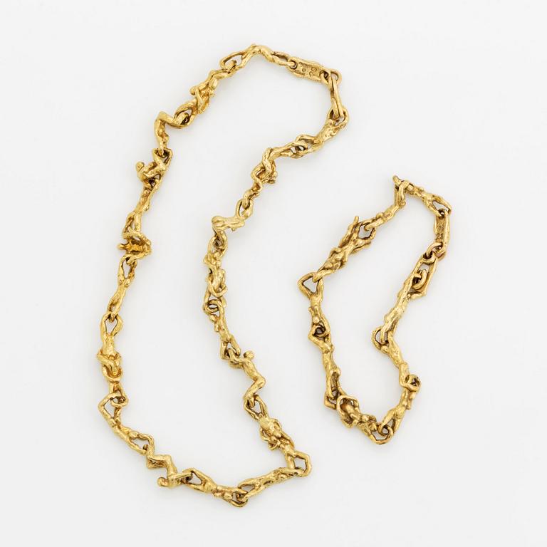 An 18K gold necklace and bracelet.