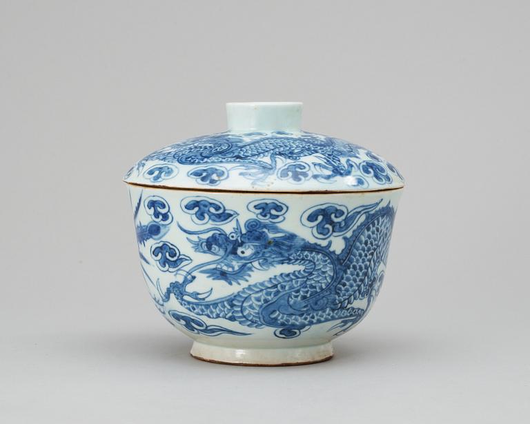 A blue and white bowl with cover, late Qing dynasty.