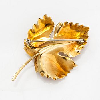 An 18K gold leaf brooch with diamonds ca. 0.03 ct in total.