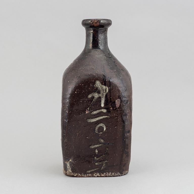 A Japanse sake bottle, 19th Century.