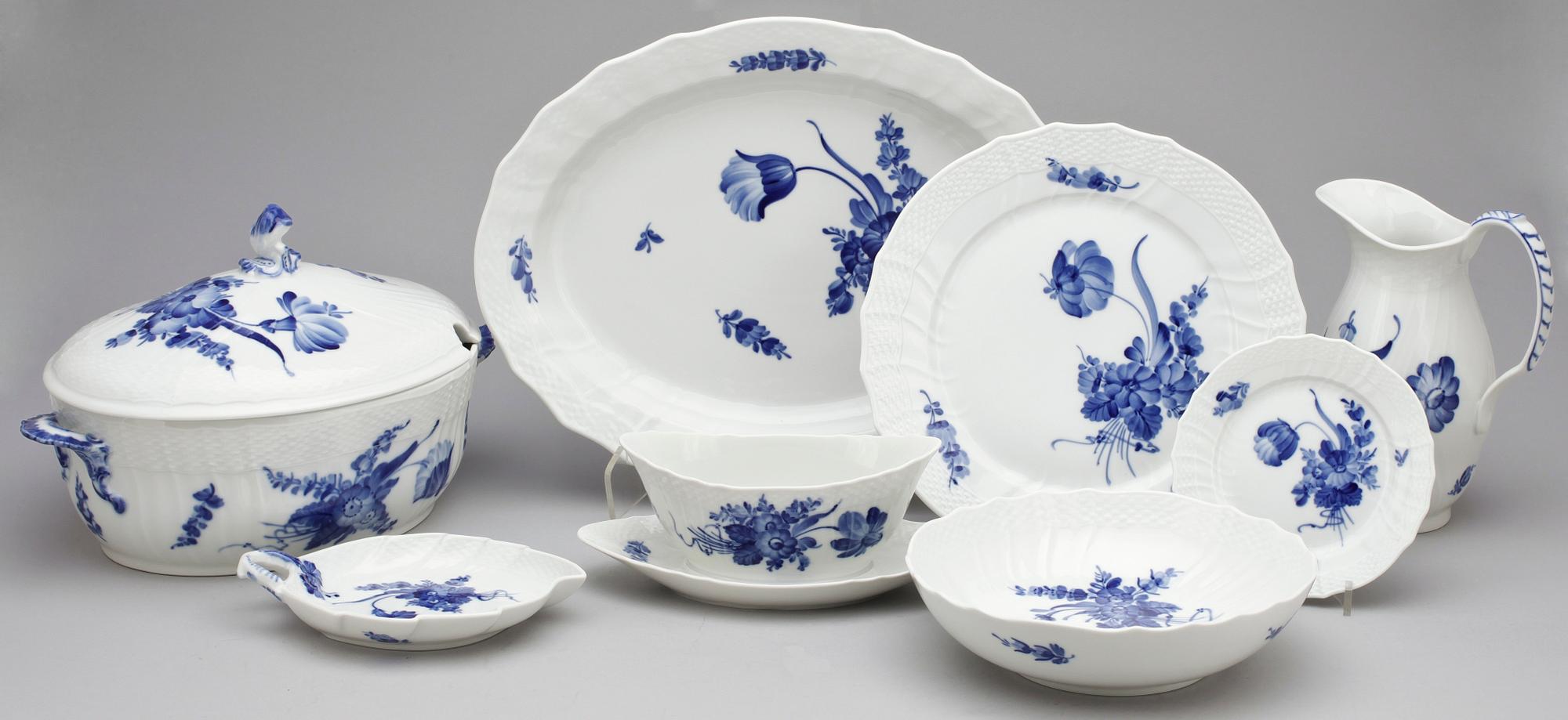 MAT- ,TE- OCH KAFFESERVIS, 145 delar, porslin, "Blå Blomst", Royal Copenhagen, 1900-talets slut.