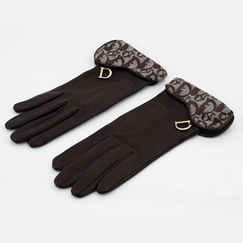 Christian Dior, a pair of leather gloves, size 7.