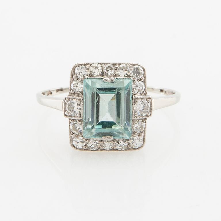 Ring 18K white gold set with a light blue zircon, as well as round brilliant and single-cut diamonds.