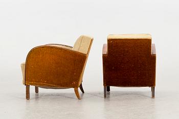 CLUBFÅTÖLJER, ett par, 1900-talets första hälft.