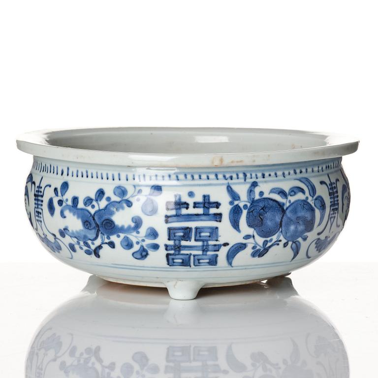 A blue and white censer, Qing dynasty, 19th Century.