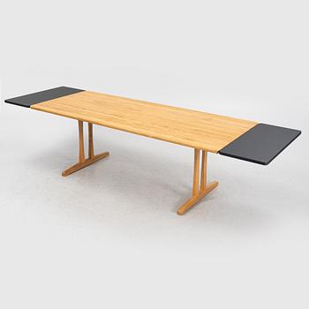 Børge Mogensen, a model 6293 dining table, Fredericia Stolefabrik, Denmark.