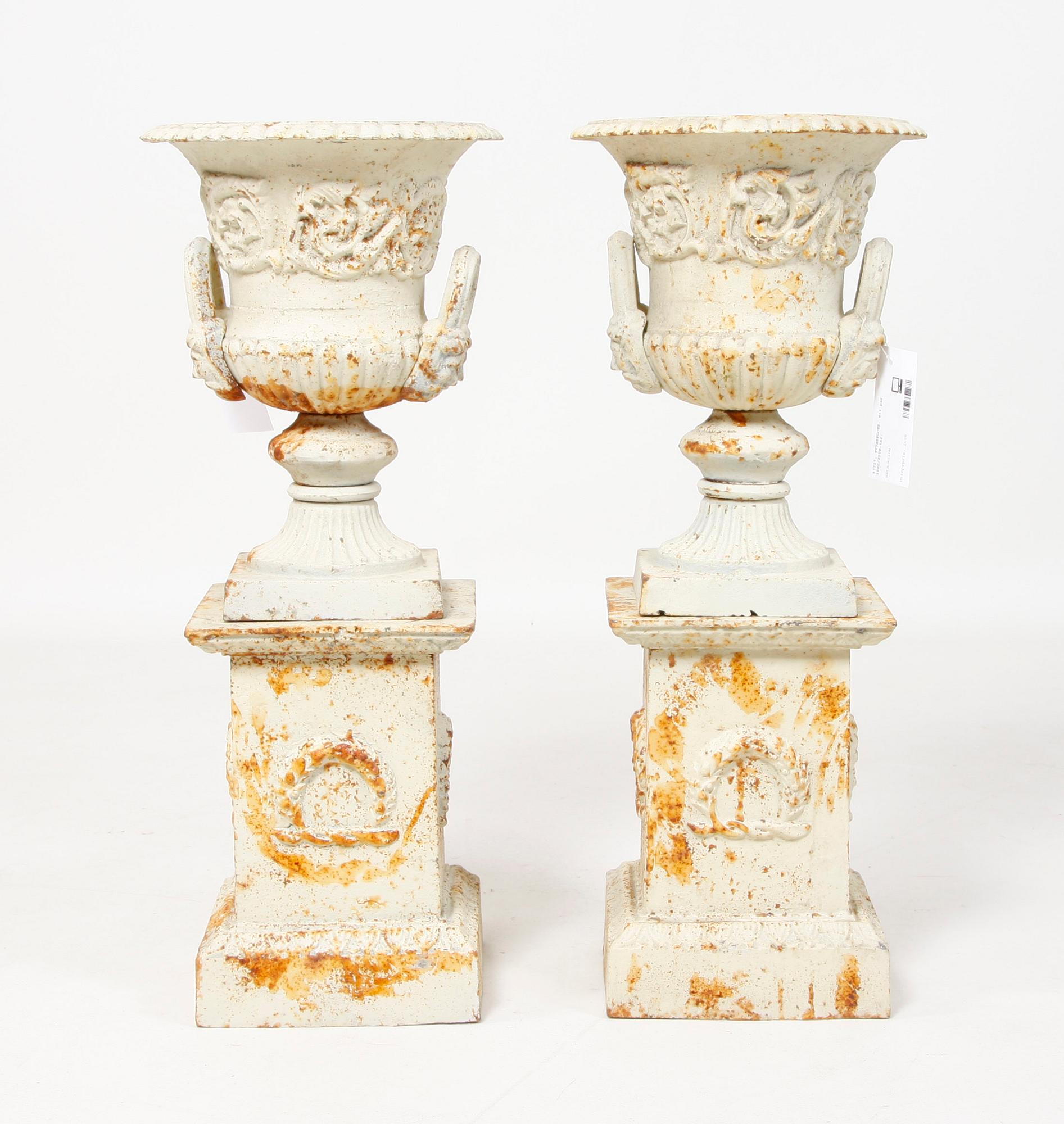 TRÄDGÅRDSURNOR, ett par, gjutjärn 1900/2000-tal.