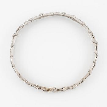 An 18K white gold necklace with round brilliant-cut diamonds.