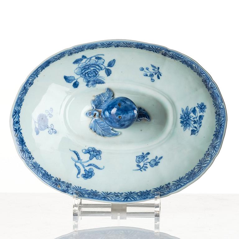 A blue and white tureen with cover and stand, Qing dynasty, Qianlong (1736-95).