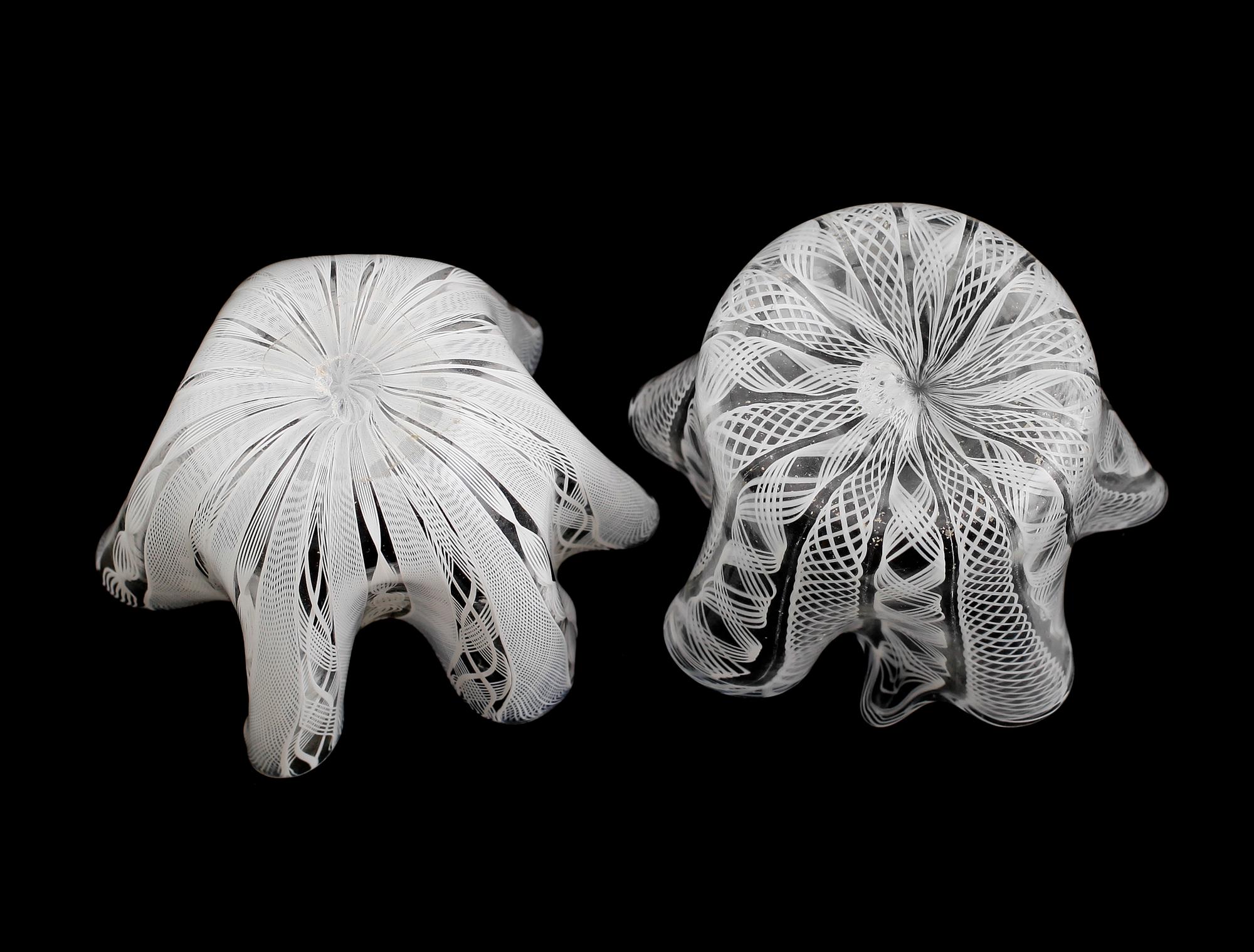 SKÅLAR, 2 st, glas, s k näsduksskålar, sannolikt Venini, Murano, Italien, 1900-talets mitt.