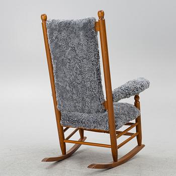 Gungstol, Nesto, Nässjö stolfabrik, modell 295, 1900-talets andra hälft, s.k. Kennedy-gungstol.