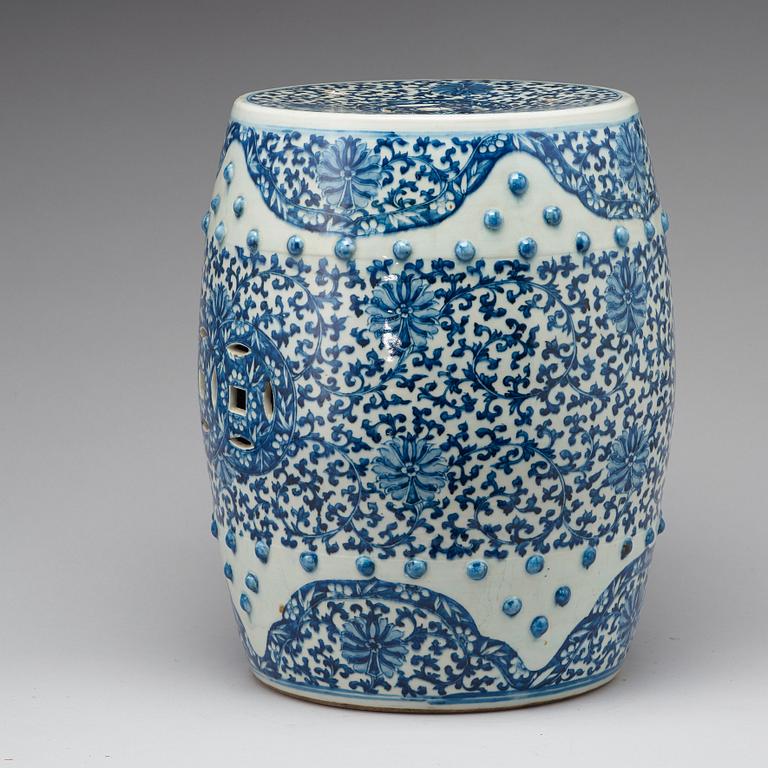 A blue and white garden seat, Qing dynasty, 19th Century.