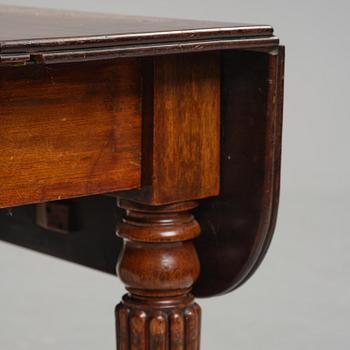 A Regency mahogany dining table, first part 19th century.