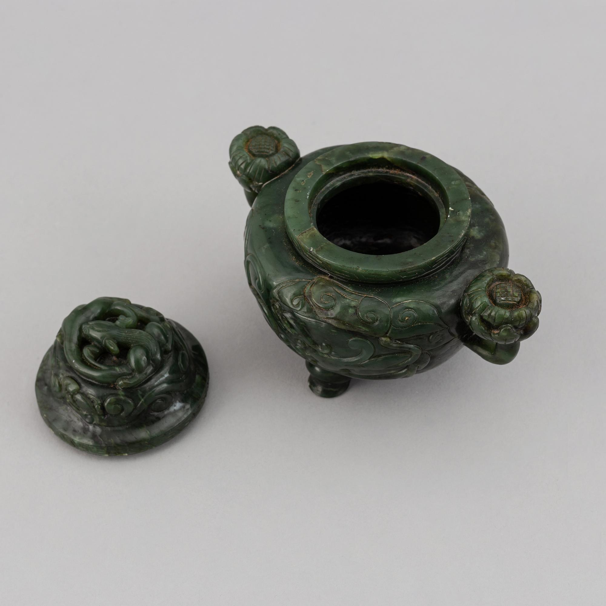 A Chinese bowenite/serpentine censer with cover, first half of 20th Century.