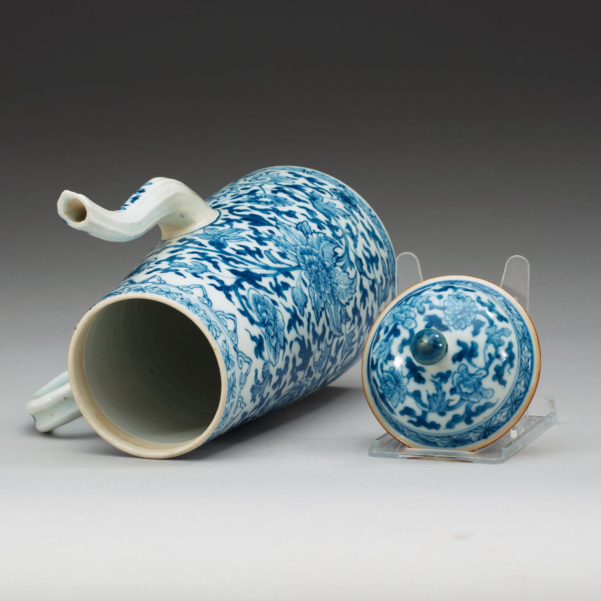 A blue and white coffepot with cover, Qing dynasty, 18th Century.