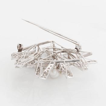 An 18K white gold brooch set with cultured pearls and round brilliant-, eight- and rose-cut diamonds.