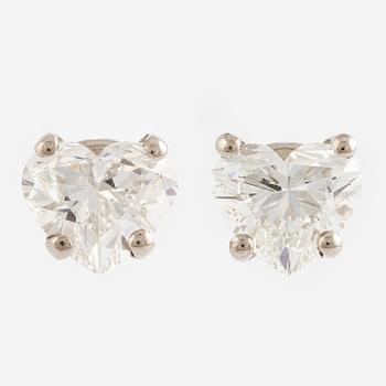 Örhängen, 18K vitguld med hjärtslipade diamanter totalt 0.60 ct. Medföljande GIA dossier.