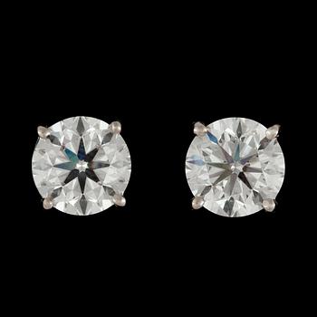 1162. A pair of brilliant-cut diamond earstuds.