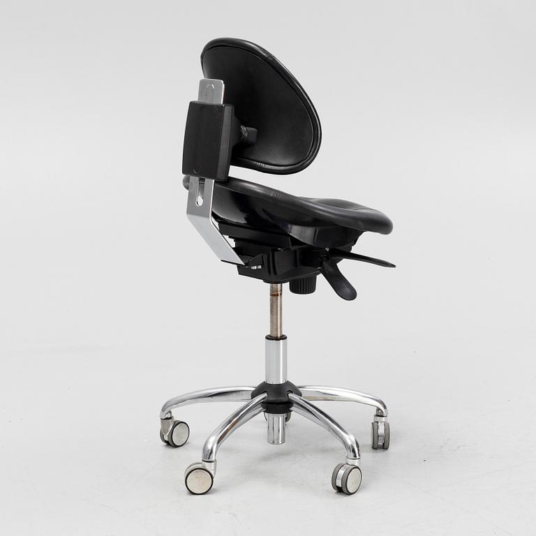 A 'Saga' swivel office chair by Bruno Mathsson, end of the 20th Century.