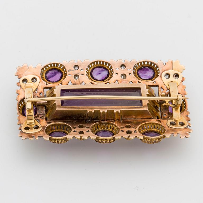 BROCSH, med fasettslipade ametister samt old-mine diamanter, sent 1700-tal.
