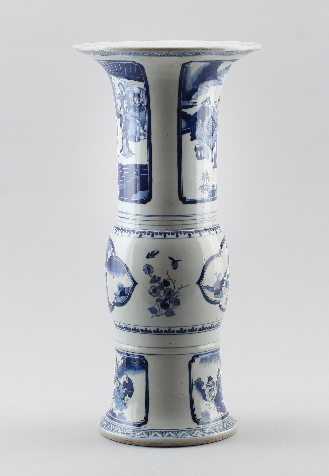 TRUMPETVAS, porslin, Kina, sannolikt 1900-tal.