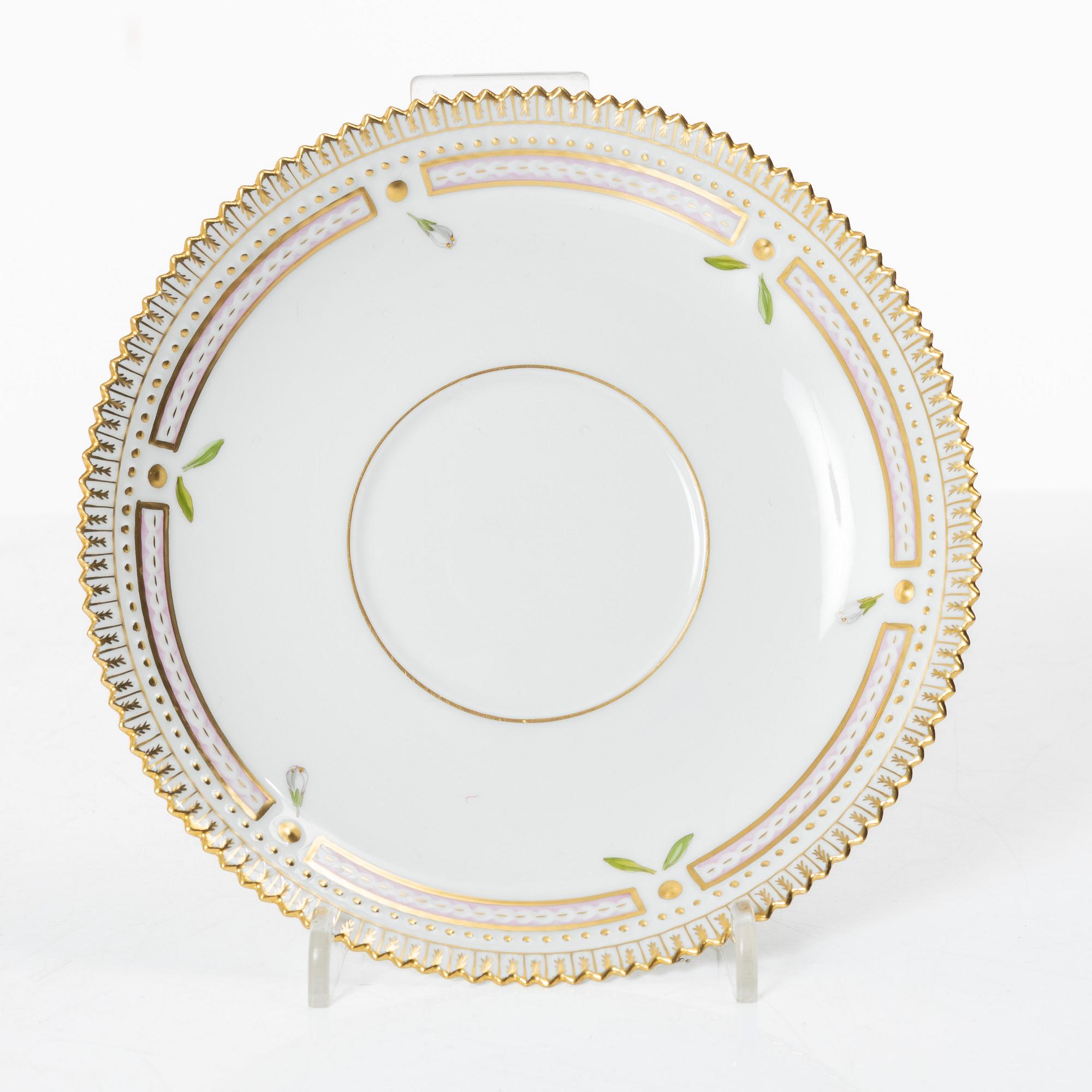 Buljongkoppar med fat, sex stycken, porslin. Royal Copenhagen, 'Flora Danica', Danmark, 1900-tal.