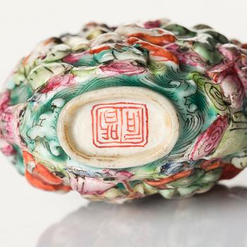 A Chinese porcelain snuff bottle, late Qing dynasty / early 20th century.
