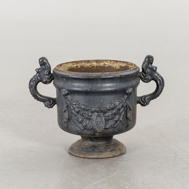 TRÄDGÅRDSURNA / YTTERFODER, gjutjärn, 1900-talets första hälft.