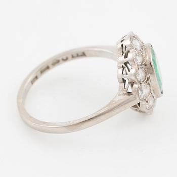 Ring 18K white gold with emerald and brilliant-cut diamonds.