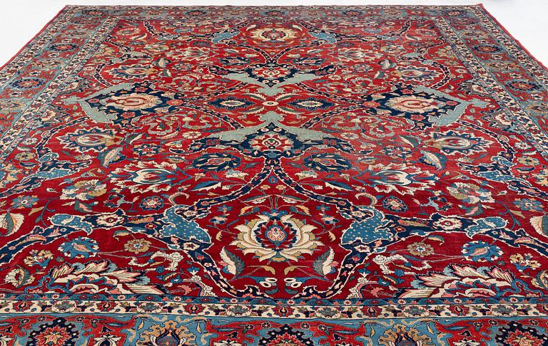 An antique/semi-antique Tabriz carpet of 'Vase design', ca 509 x 359 cm.