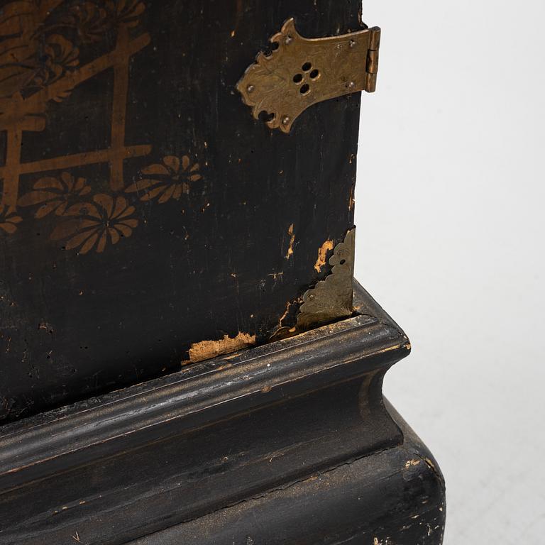 Kabinettsskåp, på benställning, 17/1800-tal.