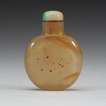 An unusually patterned chalcedony snuff bottle, Qing dynasty, 19th century.