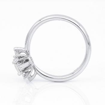 RING, 18K vitguld med rosenslipad diamant 0,33 ct och markis samt briljantslipade diamanter tot ca  0,34 ct. Vikt 4,53 g.