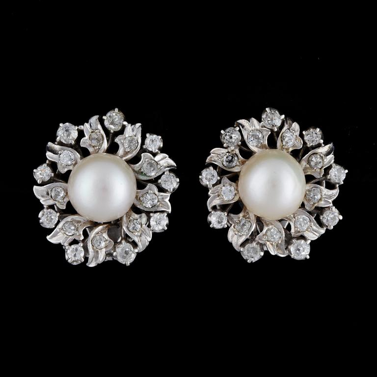 A pair of cultured pearl. 9,4 mm, and antique cut diamonds, tot. app. 1.40 cts.
