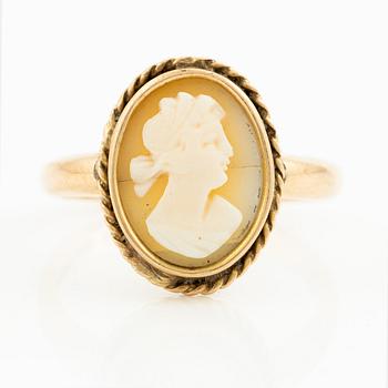 Ring 18K gold with a shell cameo.