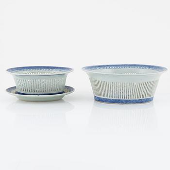 Two blue and white bowls, China, Jiaqing (1796-1820).