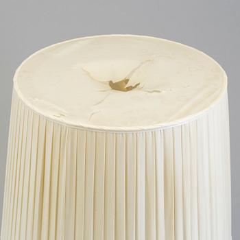 A Chinese Export porcelain jar converted to a table lamp decorated in famille rose. Qing dynasty, 19th century.